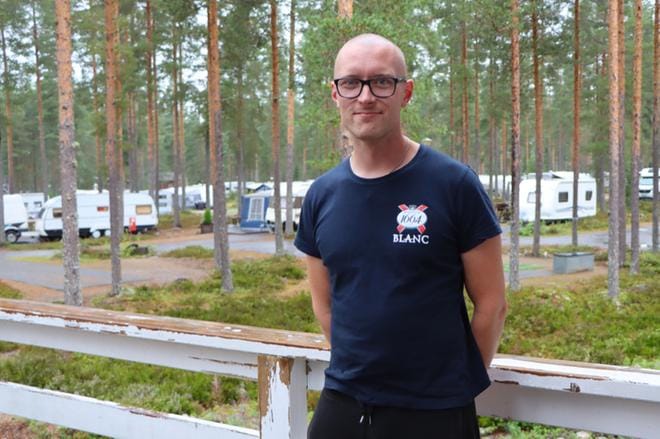 Janne Rinta-Luoma kertoo, että tämän kesän matkailusesonki vietiin läpi Camping-Jurvassa hieman alimitoitetulla työntekijämäärällä. KUVA: HENNA NEVALA