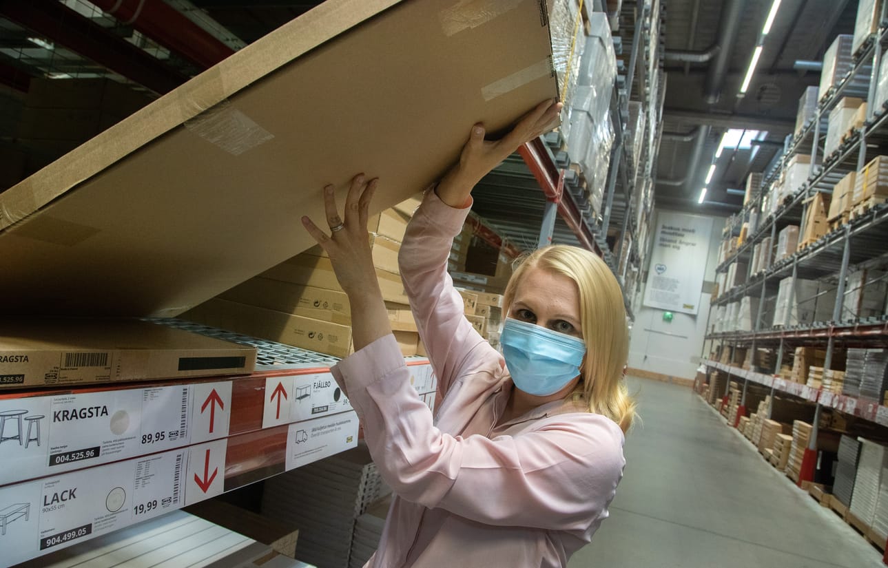 Ikeasta huonekalut voi käydä ostamassa suoraan varastosta tai tilata kotiin toimitettuina. Ne pitää kasata kuitenkin itse. Mirva Sandström vastaa verkkokauppatoiminnoista.