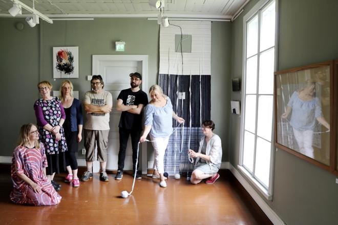 Saila Sippolan veistoksen äärellä vas. Ulla Hautamäki, Saila Sippola, Nina Nahkala, Vuokko Oja-Hautamäki, Jani Kaunisto, Markku-Tapani Hakala ja Ritva Lindberg. KUVAT: SARI HEINILÄ
