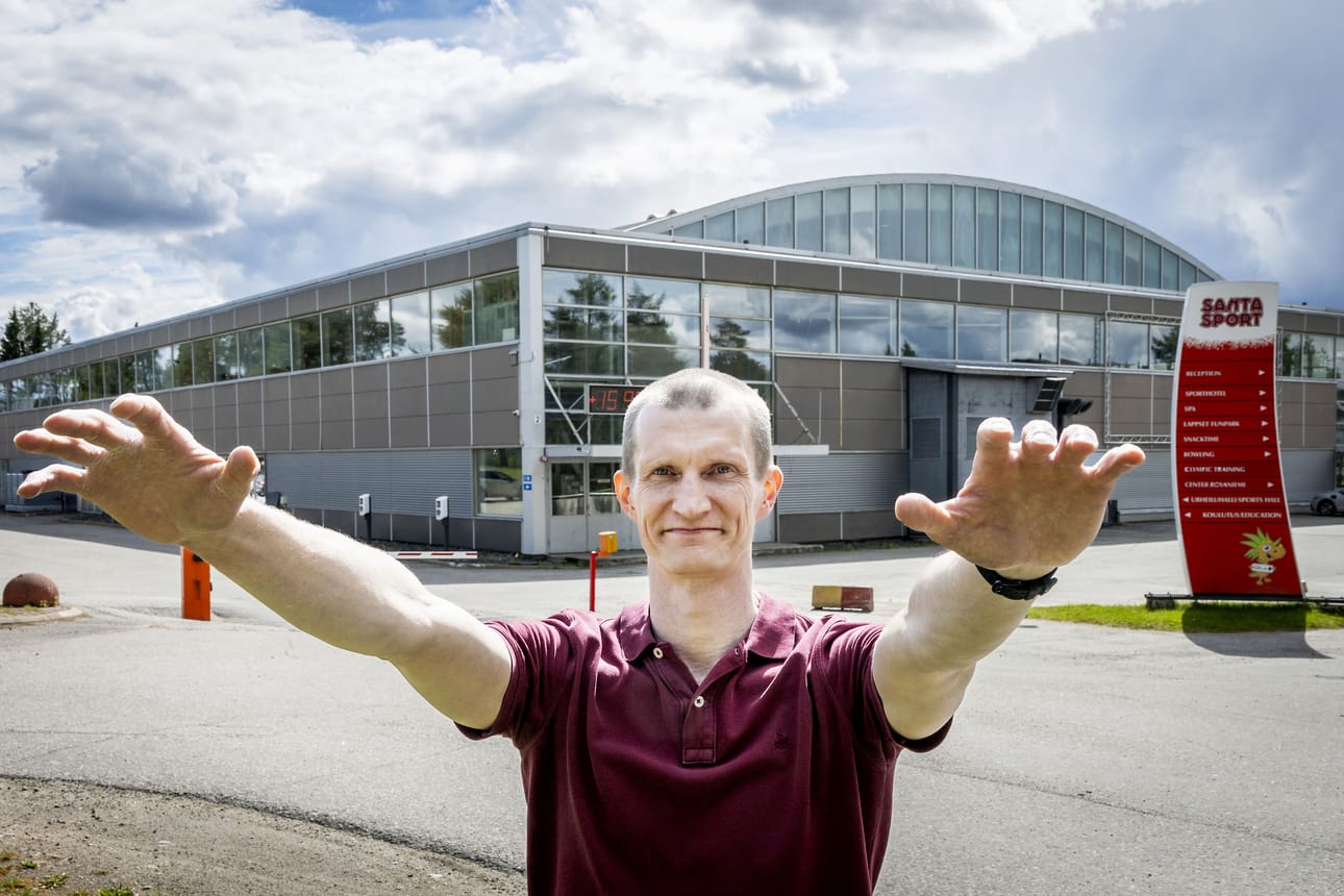 Jukka Lehtonen oli yli kuukauden naisten maajoukkueen valmennustehtävissä ja palasi alkuviikosta Rovaniemelle. Hän toimii viikonloppuna pelattavan Kultavaskoolin turnauspäällikkönä. Turnauksen hermokeskus on takana näkyvä Lapin urheiluopisto.