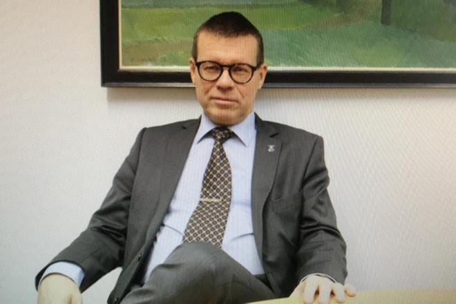 Kaupunginjohtaja Markku Lumio selventää näkemyksiään hallinnon tilakysymyksistä. Hänen työhuoneensa sekä muut sisäpihan puoleiset työtilat jäävät käyttöön kaupungintalossa. Arkistokuva: Anu Nahkala