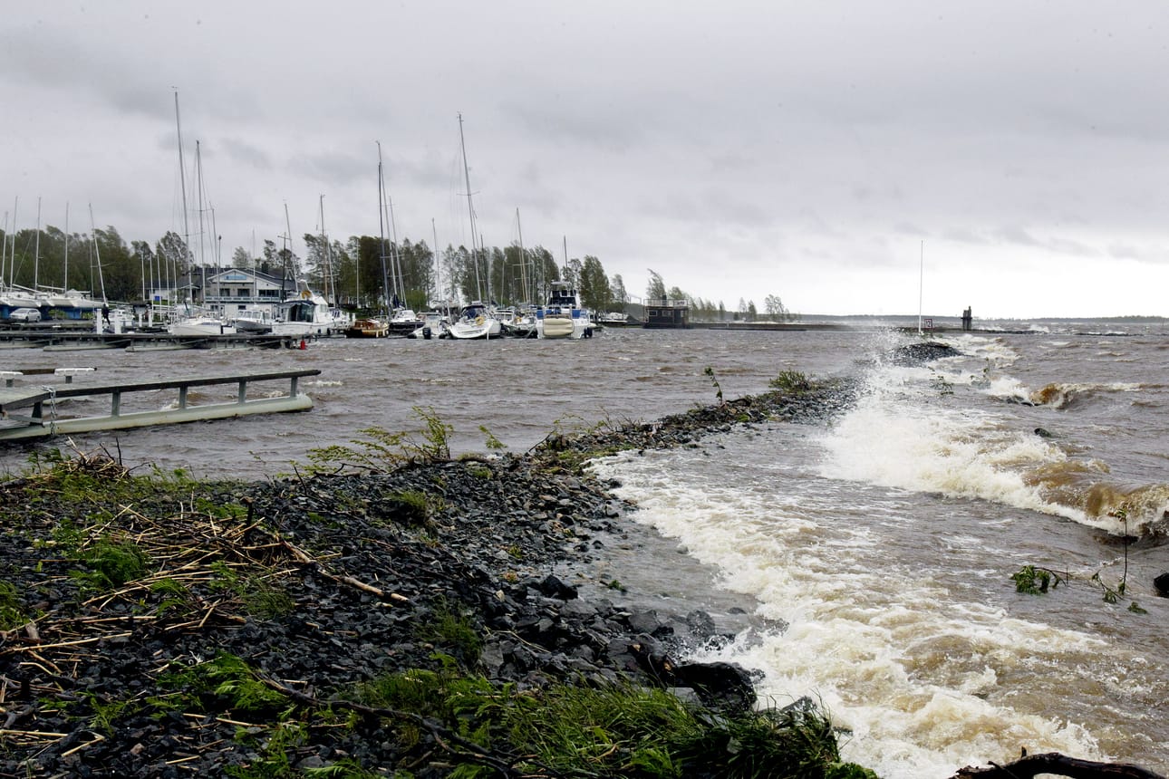 Voimakas tuuli heilutti veneitä Kemin sisäsatamassa. Isoimmat aallot löivät aallonmurtajien yli.