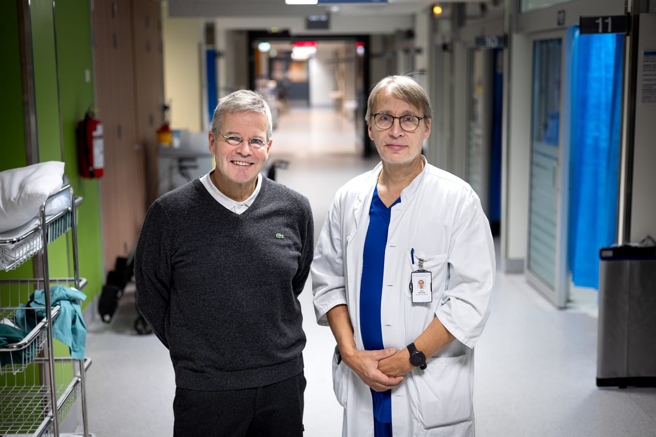 Urologian osastonylilääkäri Timo Marttila (vas.) sai tänä syksynä Vuoden kirurgi -tunnustuksen ja päivystyksen osastonylilääkäri Jari Nyrhilä vuoden 2025 Pro Acutologia Fennica -palkinnon. Tunnustus myönnetään vuosittain henkilölle, joka on ansiokkaasti työskennellyt akuuttilääketieteen parissa ja edistänyt akuuttilääketieteen kehittymistä.