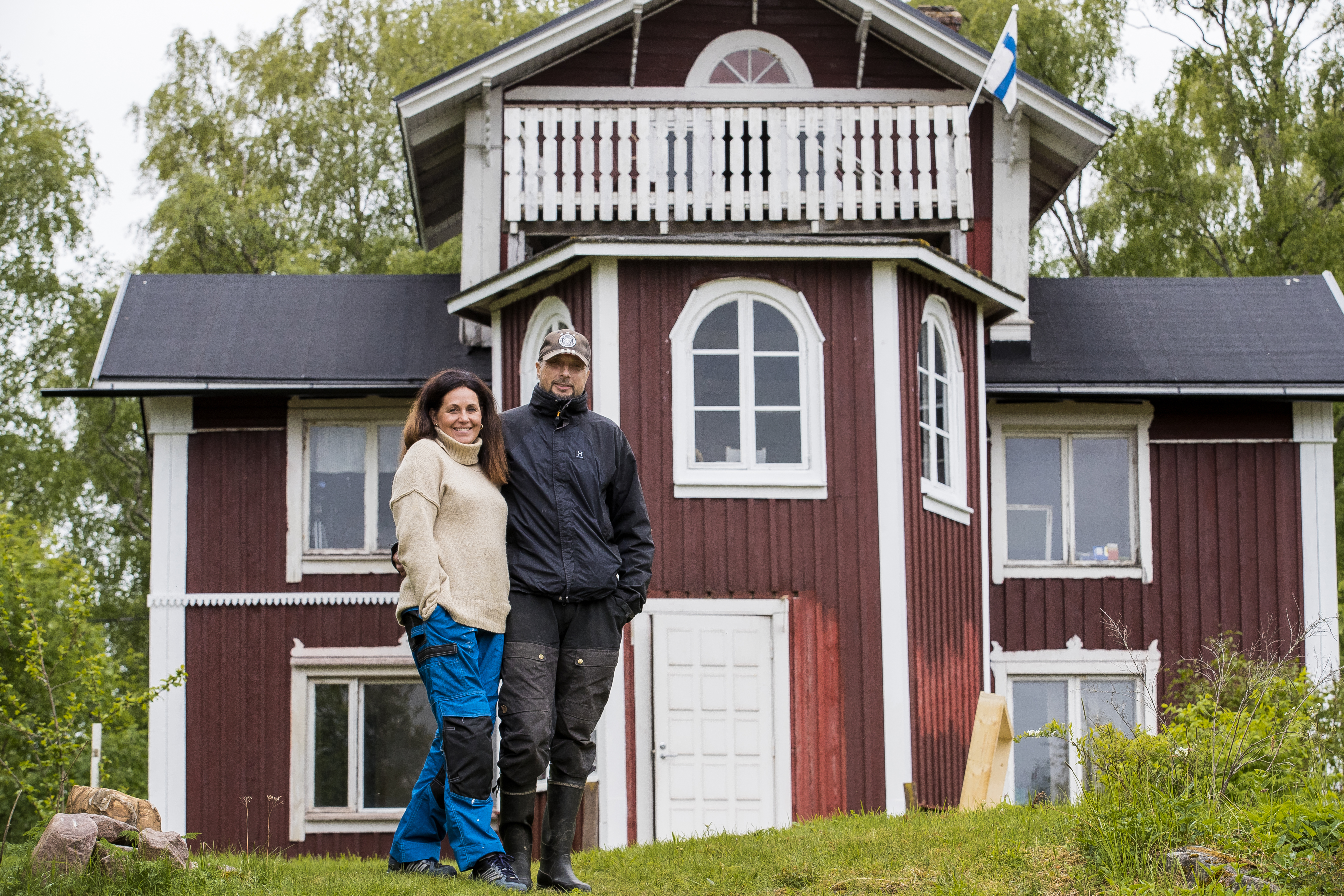 Tiina ja Jarkko Tuohimaa tekevät pitkää päivää nyt Grönroosin huvilan kunnostuksessa. Ikkunat menevät vaihtoon ja pitsihuvila saa pitsinsäkin takaisin.