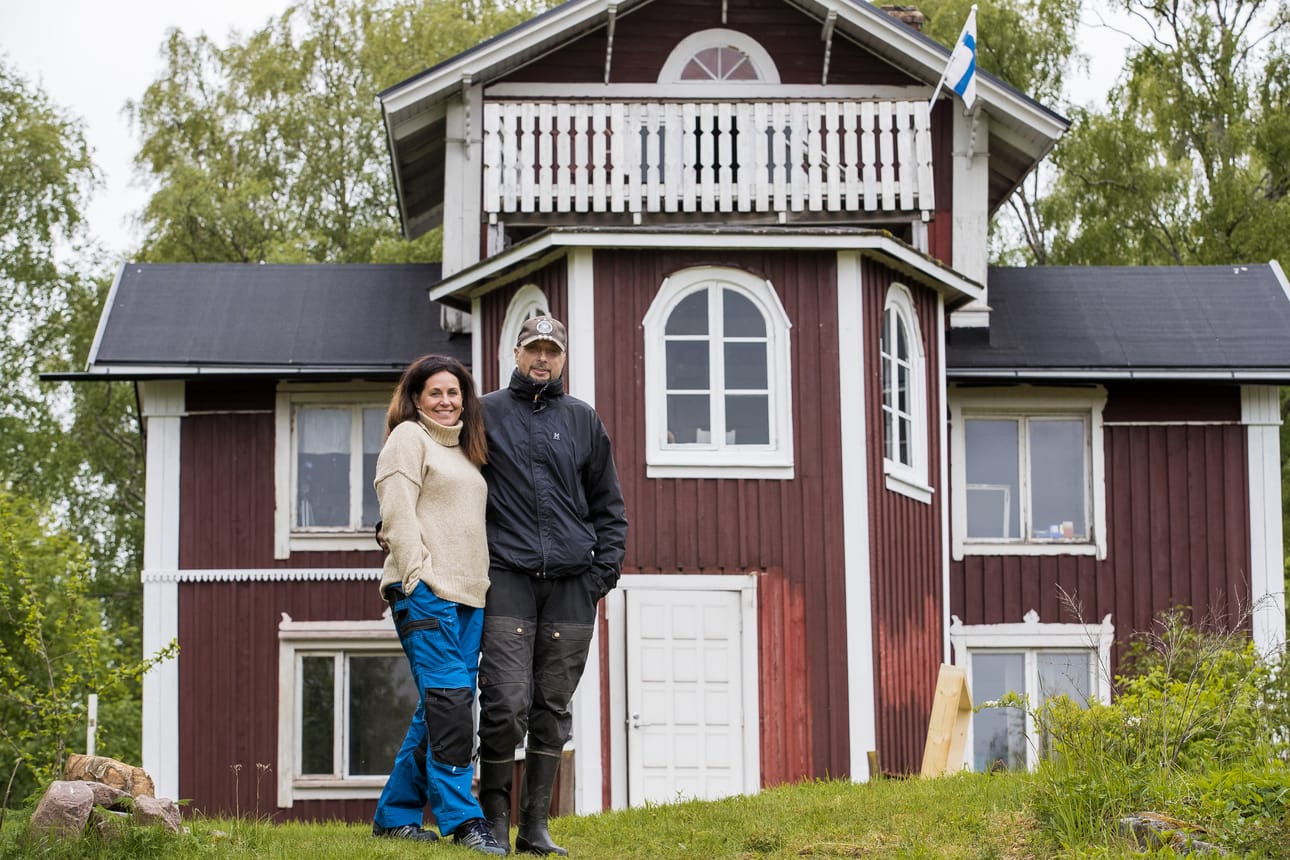 Tiina ja Jarkko Tuohimaa tekevät pitkää päivää nyt Grönroosin huvilan kunnostuksessa. Ikkunat menevät vaihtoon ja pitsihuvila saa pitsinsäkin takaisin.
