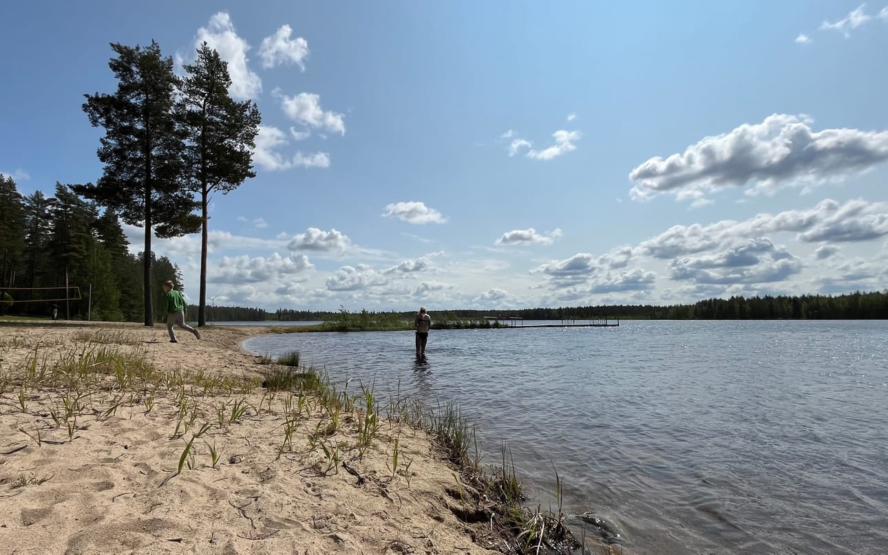 Suomessa uimataito määritellään kansalaistaidoksi, joka jokaisen Suomessa asuvan tulisi olla mahdollisuus oppia. Kuvituskuva.