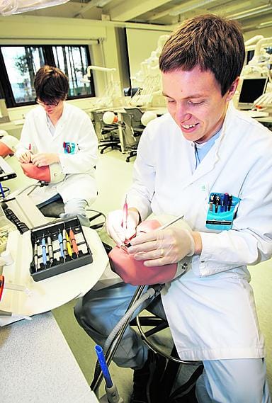 Muoviset päät olivat hammaslääketieteen kandidaattien Okko Sivosen (oik.) ja Henri Vanhalan hoidettavina Aapistien laboratoriossa tiistaina. Opiskelijat harjoittelivat hammaskiven poistoa ennen oikomishoidon opetuksen alkamista.