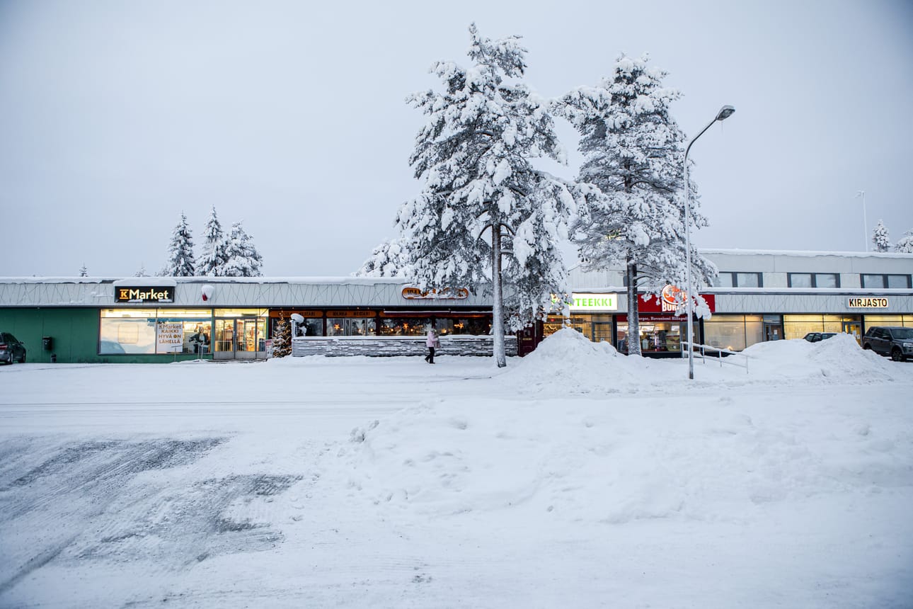 Hillapolun liikekiinteistössä toimivat muun muassa Korkalovaaran kirjasto, apteekki, K-market, Scanburger ja ravintola Wanha Mestari.