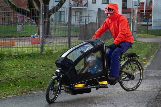 Ilmari Vauraan kuormapyörän laatikkoon voi asentaa istuimet kolmelle lapselle. Nyt kyydissä kulkee Aada Vauras.