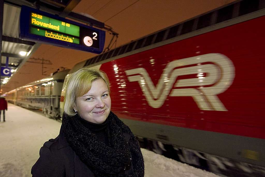 Kuopiolainen Tiina Jauhiainen on ilahtunut, kun junat eivät enää juuri myöhästele. Rovaniemelle menevä junakin tuli Oulun asemalle torstai-iltana aivan ajallaan. Aikaisemmin Jauhiainen on hakenut korvauksia VR:ltä myöhästyneistä junista ja saanut pieniä summia.