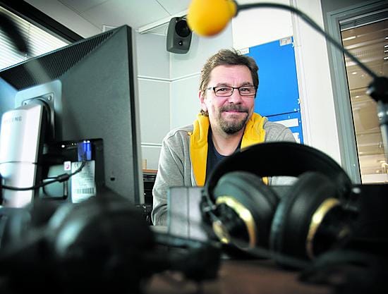 Toimittaja Timo Nykyri sulkeutuu arkiaamupäivisin Ylen Sepänkadun radiostudioon. Hän avaa äänen lähetyksen alussa lukemalla säätiedotuksia.