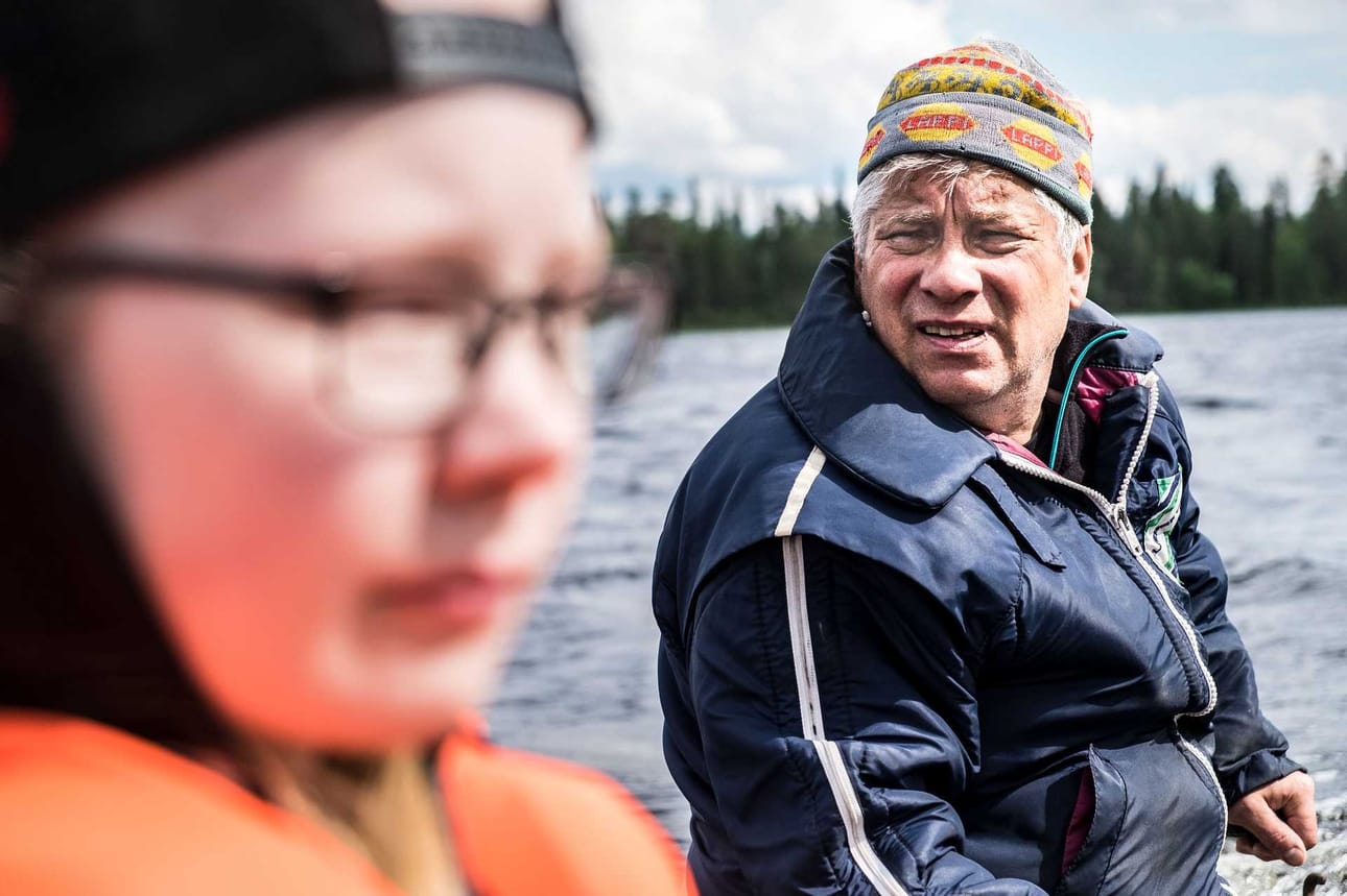 Kokemus. Eero Ulmanen osallistui itse perinteiselle kalastusleirille jo 1960-luvulla. Nyt hän opastaa leireillä itse nuoria kalastamisen pariin.