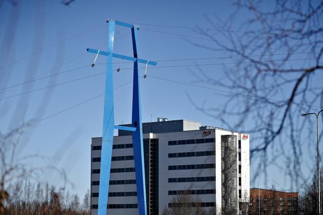 Viime viikolla ilmestyi Itikanmäelle tavallisesta voimajohtopylväästä erottuva maisemapylväs muun muassa ilahduttamaan tielläliikkujia. KUVA: TOMI KOSONEN