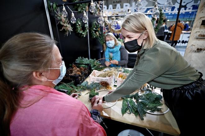 Pienyrittäjä Jasmine Hytönen opettaa kranssipajassaan ikikranssin tekemistä Satu Viitaselle ja Eija Toiviolle. KUVAT: TOMI KOSONEN