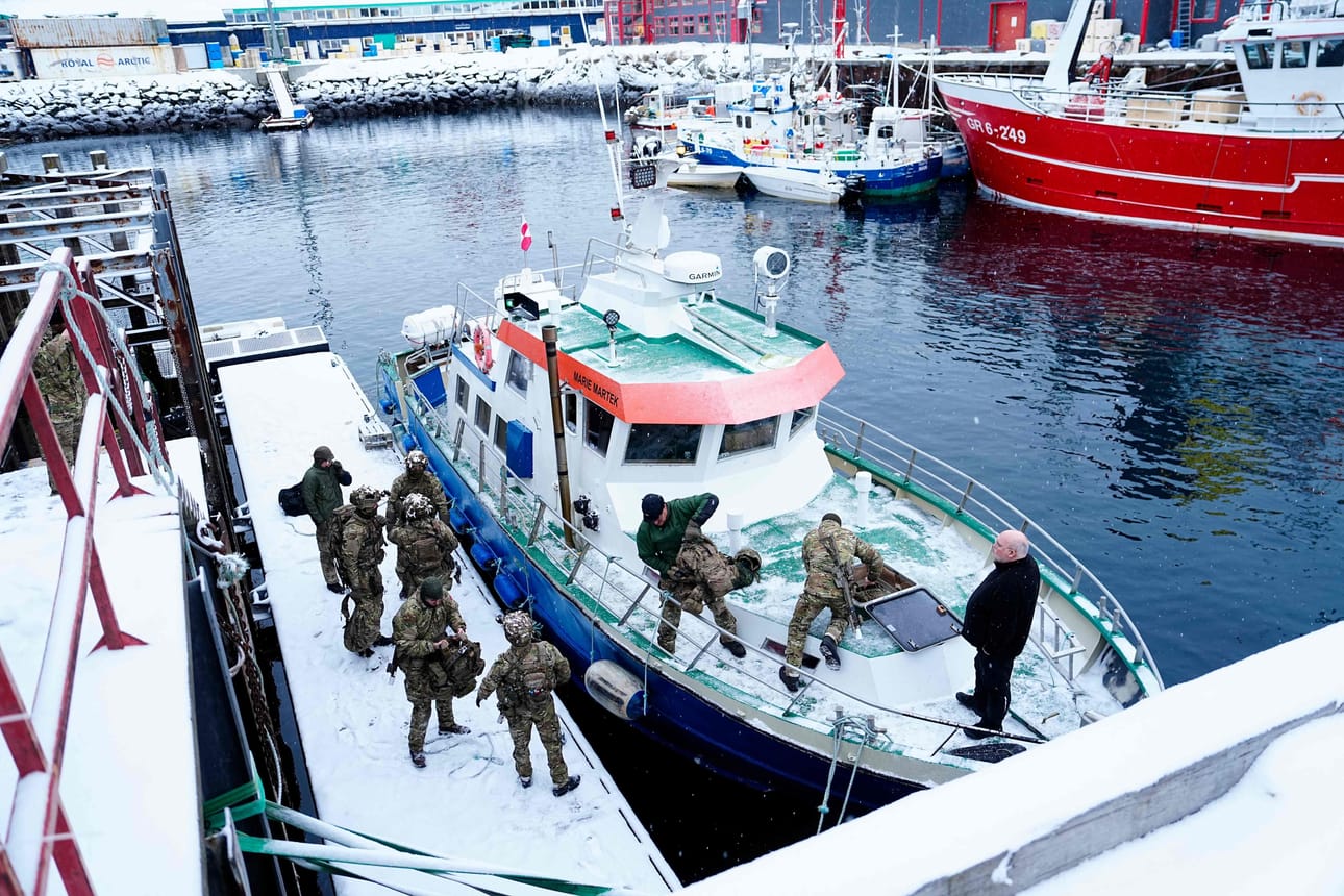 Tanskalaisia sotilaita saapui Grönlannin Nuukin satamaan sunnuntaina.