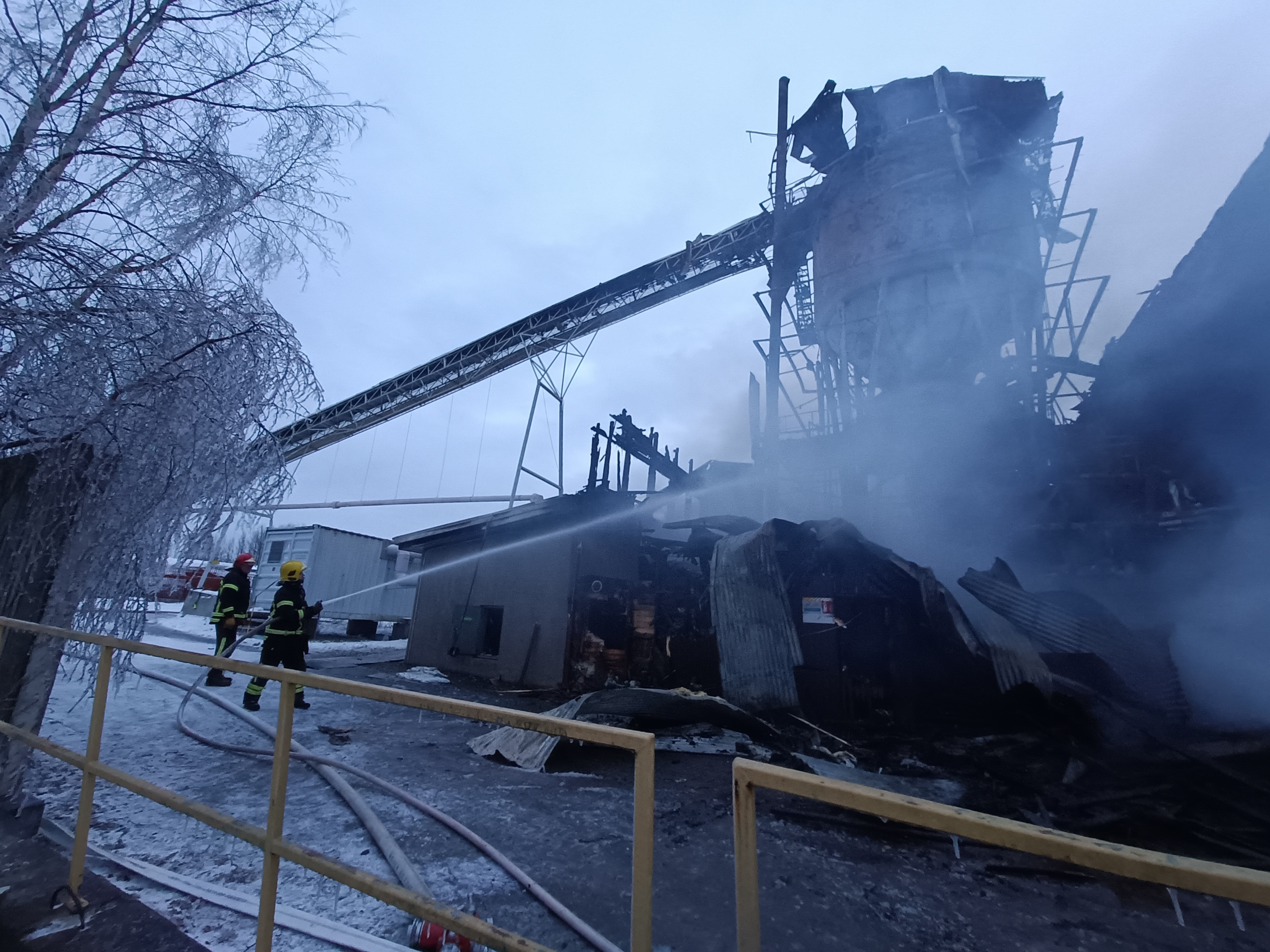 Ruduksen tehtaan 30-metrinen siilotorni roihusi öisessä palossa Oulun Ruskossa – katso video