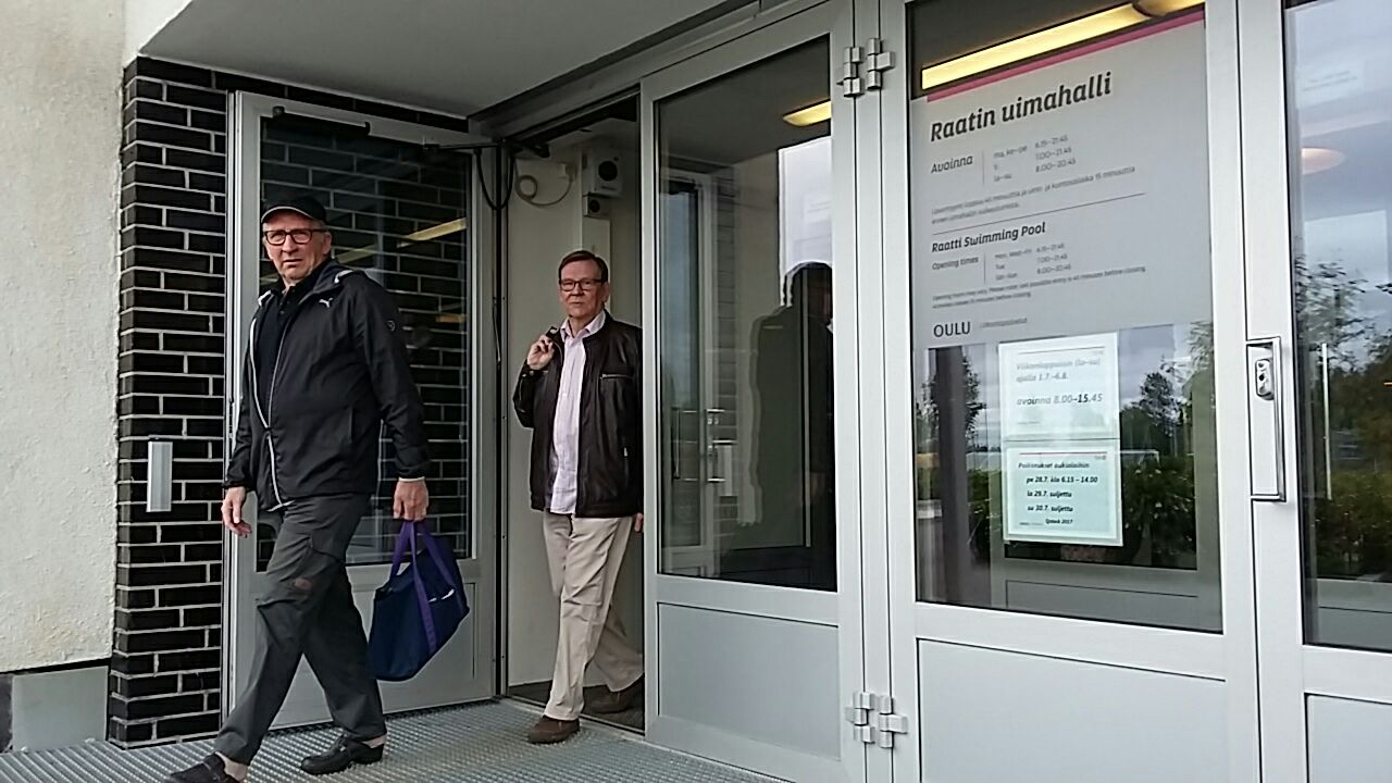 Eero Keinänen (vas.) ja Erkki Pikkarainen poistuvat uimahallista tavallisen aamu-uintinsa jälkeen. Kaikki toimii normaalisti. 