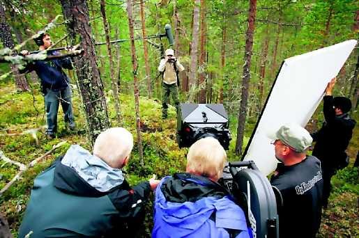 Ensimmäinen kuvauspäivä. Matiasta esittävä Janne Saksela, 12, Kuusamon maisemissa. Etualalla ohjaaja Raimo O. Niemi (vas.), kuvaaja Kari Sohlberg ja kamera-assistentti Antti Härkönen.