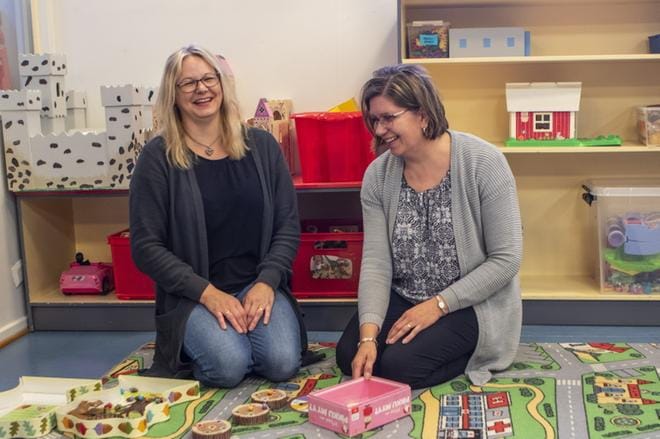 Lapualla lastenohjaajat Hannele Kangasluoma ja Johanna Rautakorpi vierailevat perheissä lastenhoitoavun merkeissä. KUVA: NELLI PELTONEN