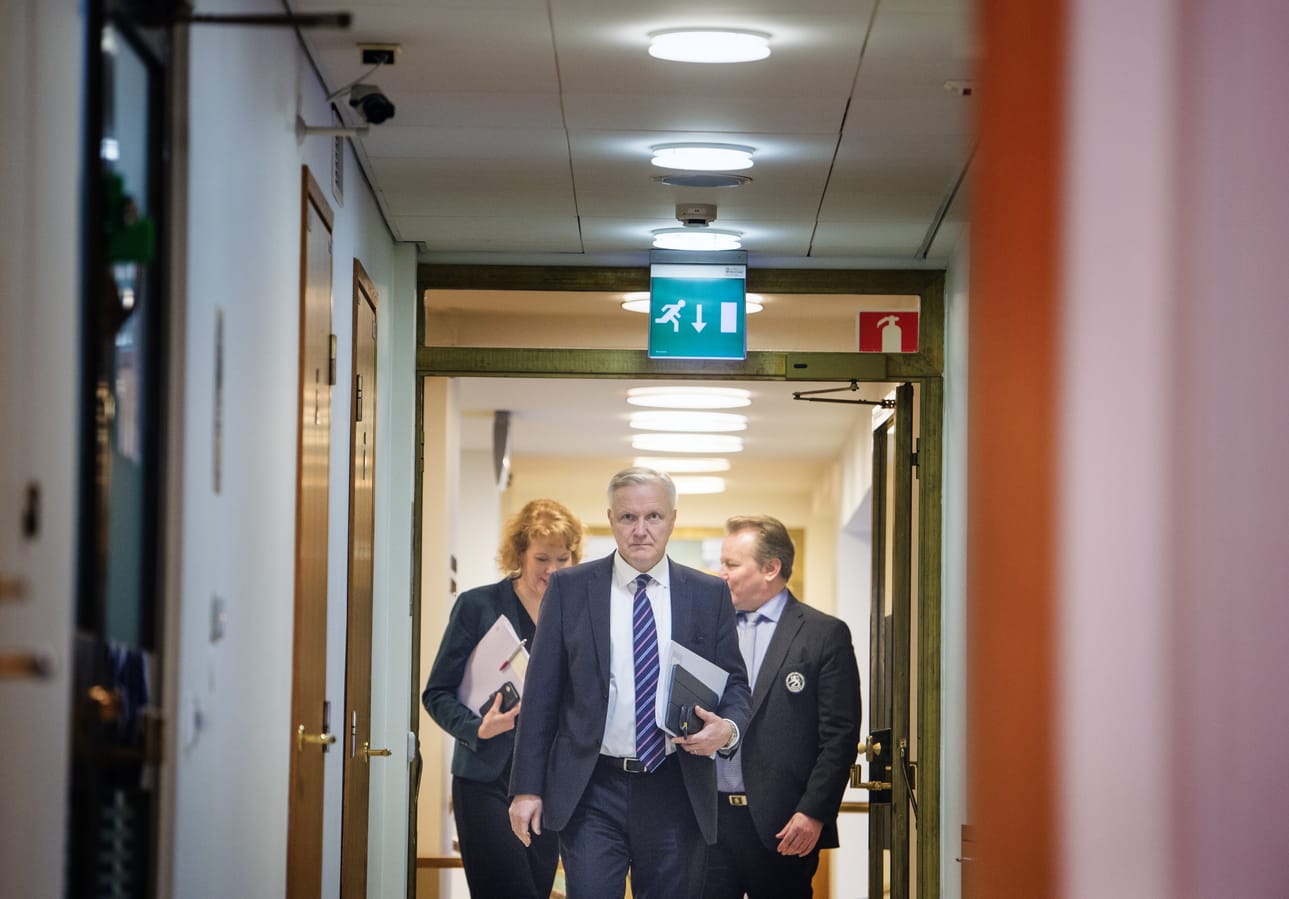 Suomen Pankin pääjohtajan Olli Rehnin (kesk.) mukaan mikään yksittäinen toimenpide ei riitä työllisyysasteen nostoon. Arkistokuva.