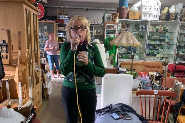 Nadja Kakkuri viihtyy Jurvan karaokekerhon lauluilloissa. KUVA: HANNU FELLMAN