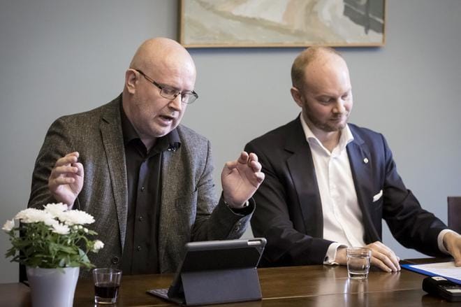 Sinisen tulevaisuuden puheenjohtaja, eurooppa-, kulttuuri- ja urheiluministeri Sampo Terho ja työministeri Jari Lindström esittelivät sinisen tulevaisuuden teemoja Turussa ministeriryhmän kokouksessa. KUVA: Timo Jakonen