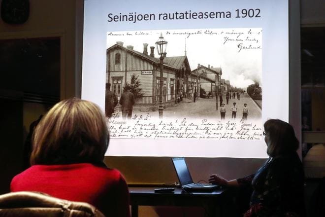 Rakennustutkija Sirkka-Liisa Sihvonen alusti yleisökeskustelun Seinäjoen asemanseudun tulevaisuudesta. Tilaisuus kuului Etelä-Pohjanmaan maakuntamuseon Mitä on kulttuuriperintömme? -tapahtumasarjaan. KUVA: JOUKO HÄNNINEN