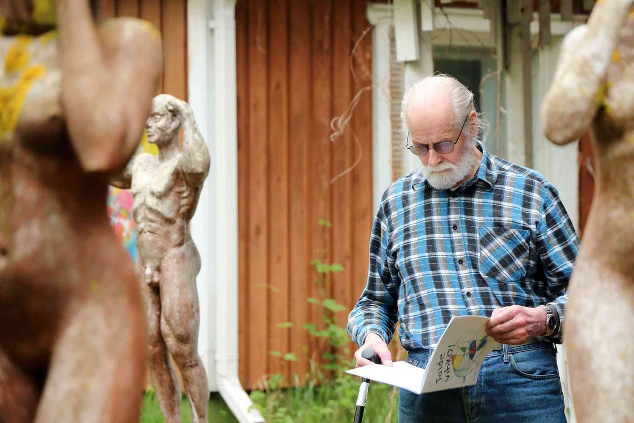 Lepistö esittelee uutuuskirjaansa veistospuistossaan.