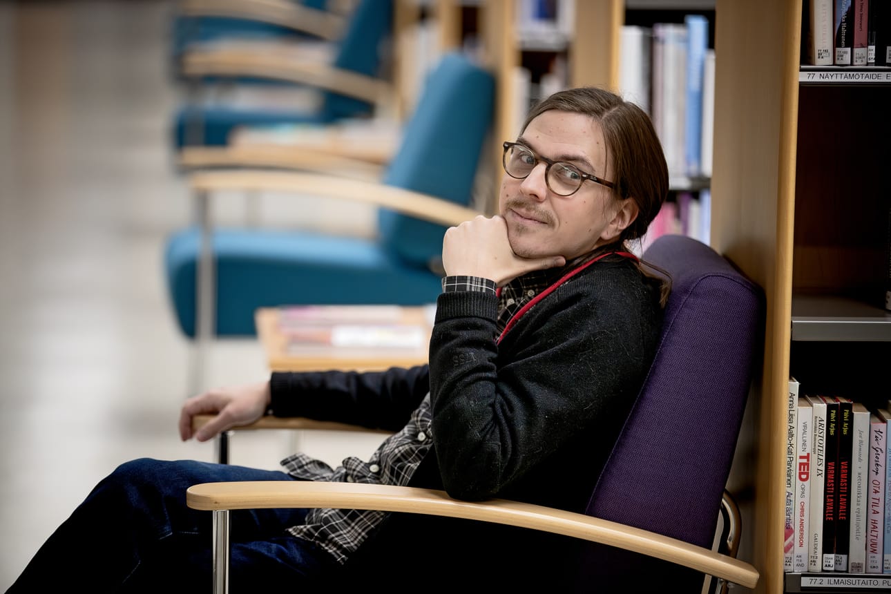 Ville Jylhän voi nähdä kirjastolla myös asiakaspalvelussa.