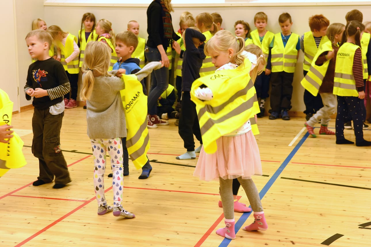 Helmi Nevala puki päälleen keltaisen huomioliivin yhdessä muiden Nilon koulun ykkösluokkalaisten kanssa. Canorama jakoi liivit kaikille Kuusamon ekaluokkalaisille.