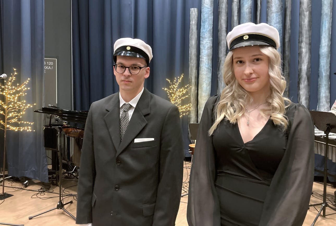 Okki Itäniemeä ja Charlotte Hautamäkeä juhlittiin syksyn uusina ylioppilaina.