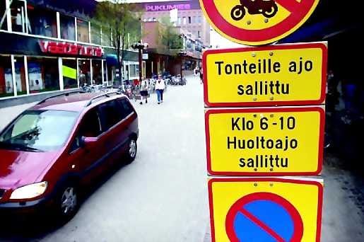 Kävelykadulla viidakon lait. Huoltoajo on sallittu Rotuaarilla aamu kymmeneen asti, mutta autoja näkyy kävelykadulla pitkin päivää.