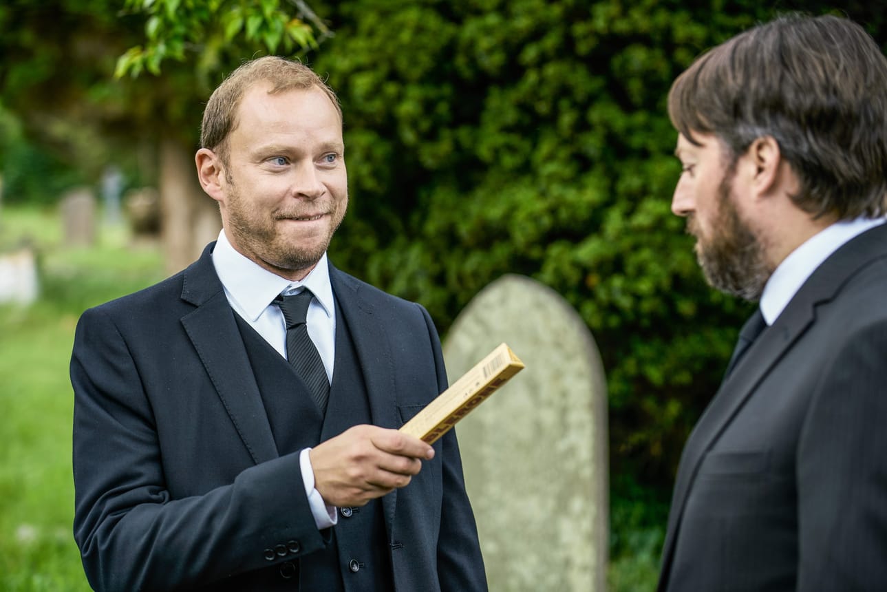 Andrew (Robert Webb) ilmaantuu Stephenin (David Mitchell) isän hautajaisiin väittäen itseään Stephenin kasvattiveljeksi.