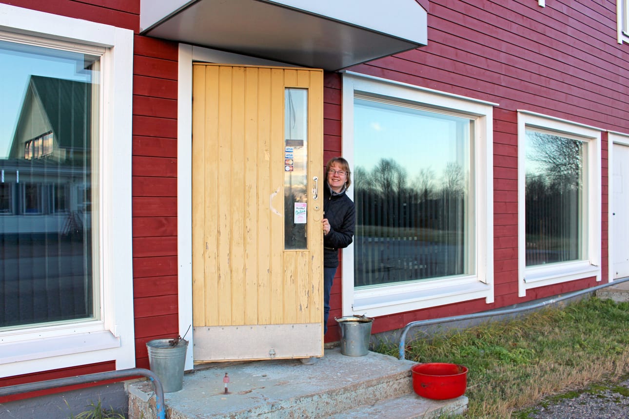 Uudessa keittiössä kelpaa kokata. Tarja Ojala nojaa vanhaan ruokapöytään, joka on löytö Rantalan talosta.