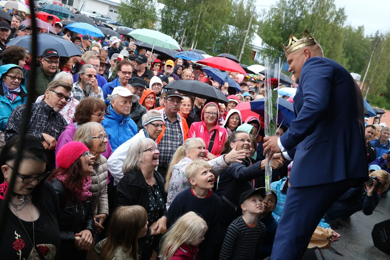Haapaveden pesäpallokentällä ei sade haitannut. Tangokuningas Vatjuksen säteilevä persoona ilahdutti ihmisiä.