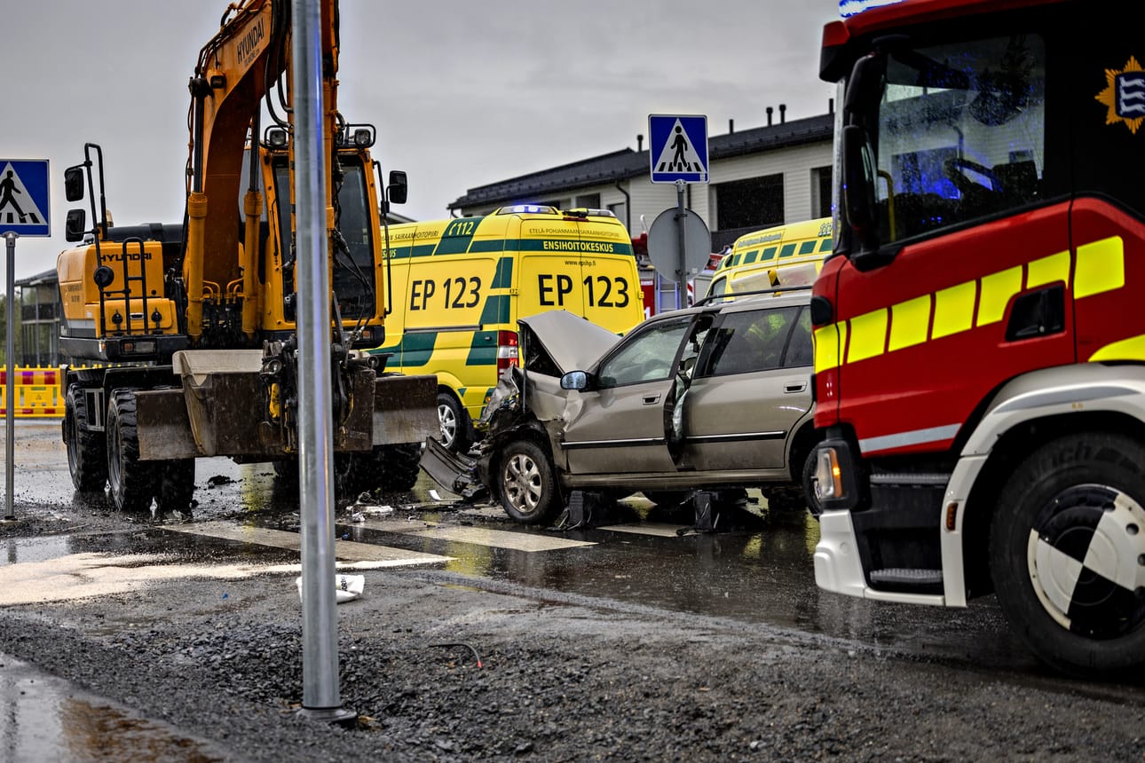 Auto törmäsi siirtoajossa olleeseen kaivinkoneeseen tuhoisin seurauksin torstaina Seinäjoella.