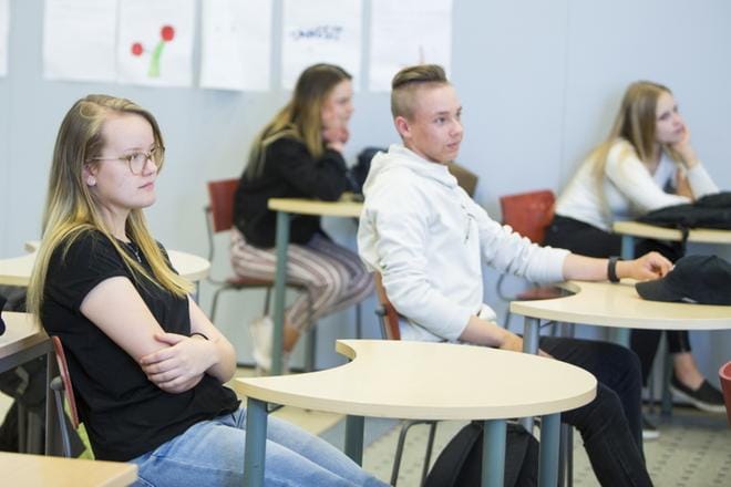 Isonkyrön yläkoulun Anni Ikola ja Tuukka Vieri tarkastelivat tiistaina eurovaaliehdokkaiden vastauksia yhteiskuntaopin tunnillaan. KUVA: SAMI PELTONIEMI
