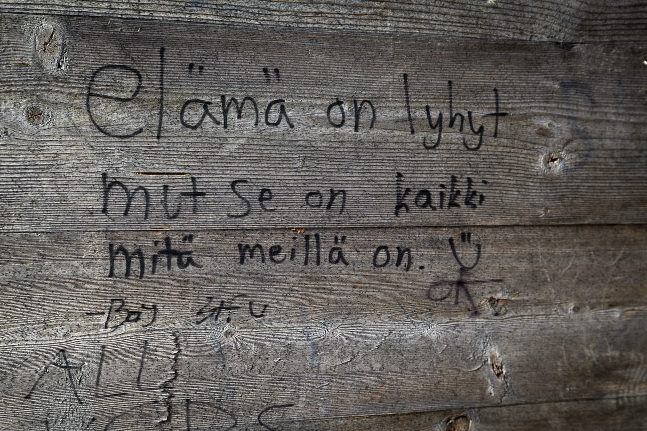 Tämä sympaattinen seinäkirjoitus löytyy Seinäjoen Kyrkösjärven rannalla seisovasta näköalatornista, Periskoopista.