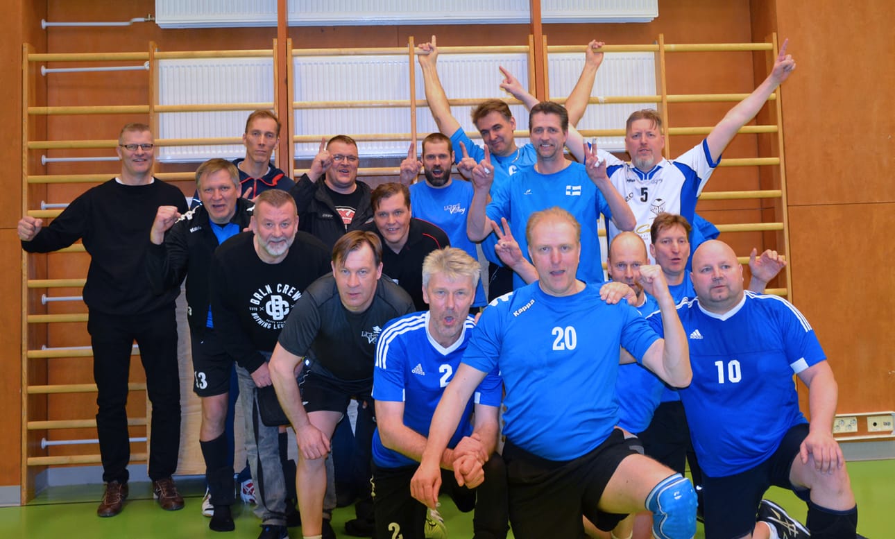SM-kultaa voittaneen LiVon kapteeni Jari Lankinen on kuvassa etualalla sinisessä paidassa vasemmalla. Päätuomarina loppuottelussa oli liminkalaislähtöinen liigatuomari Timo Mäkinen.