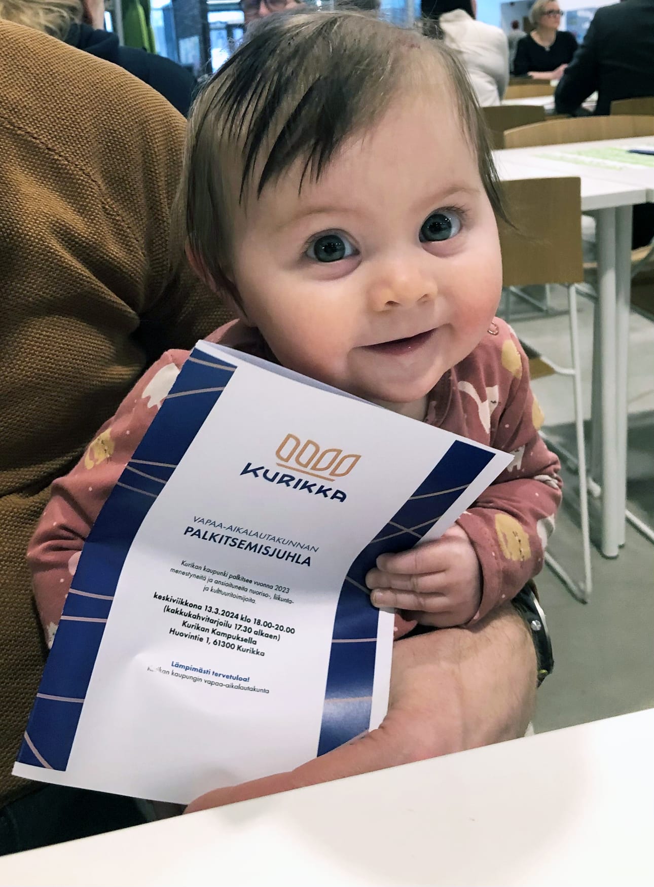 Hilma Syrjälä oli mukana noutamassa vanhempiensa Olli Syrjälän ja Hanna-Leena Liukun palkintoa juhlilla Kurikassa.