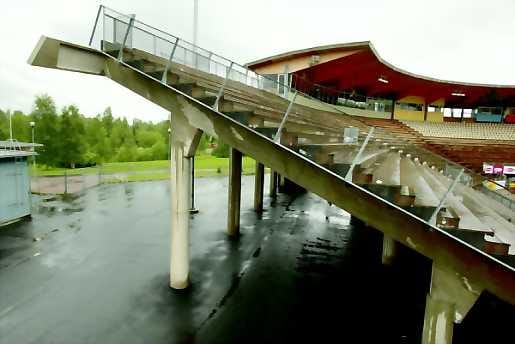 Mäen paikka? Tekojään alustaksi hiekkatekonurmesta ei ole, mutta jotain talvikäyttöä Raksilan pesäpallostadionille yritetään keksiä. Yksi vaihtoehto voisi olla katsomon päälle rakennettava lumikouru.
