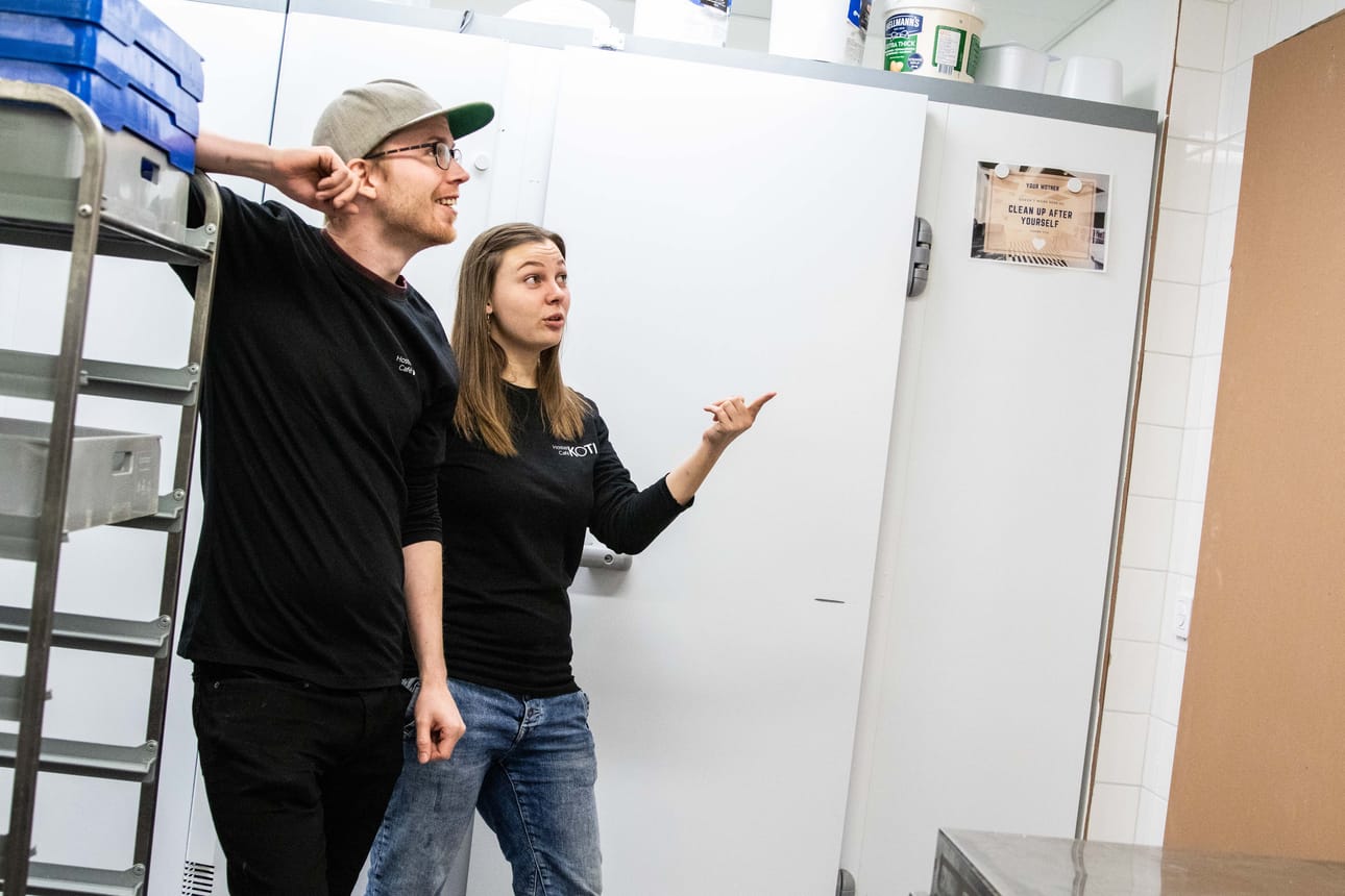 ”Olemme saaneet kerättyä ympärillemme upean porukan, jonka vahvuudet haluamme valjastaa käyttöön ja jolle haluamme laajennushankkeen kautta mahdollistaa ympärivuotisen työpaikan”, Piiparinen toteaa. Kuvassa keittiömestari Jari Brandt ja ravintolapäällikkö Annika Uurtamo tulevan oven edessä, mistä pääsee piakkoin uuden Nabo-ravintolan puolelle.
