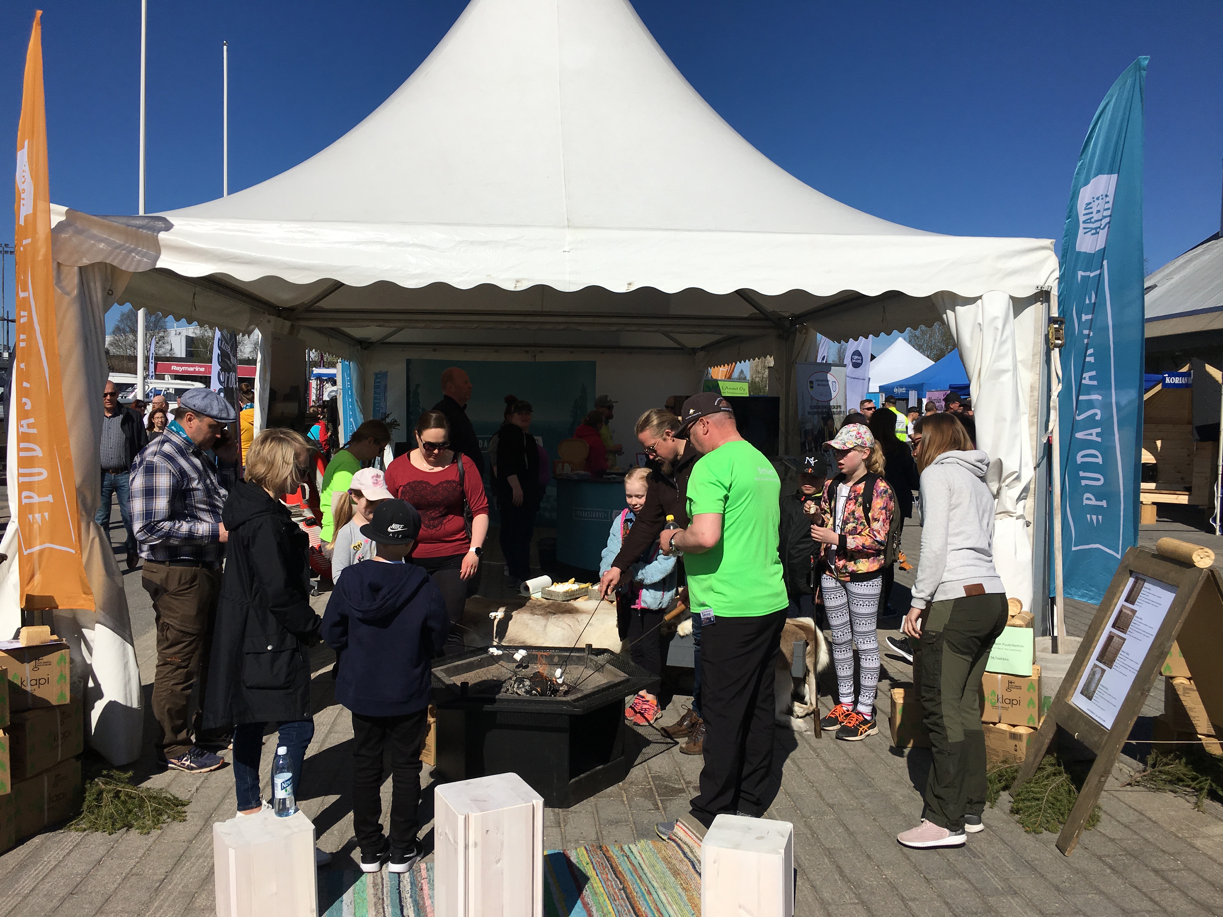 Pudasjärven-Syötteen osastolla messuyleisöllä oli mahdollisuus paahtaa vaahtokarkkeja.