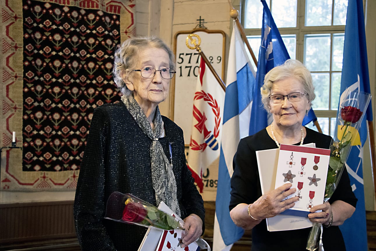 Pirkko Oikarinen ja Kaarina Vuoti saivat itsenäisyyspäivänä lottamuistomitalit.