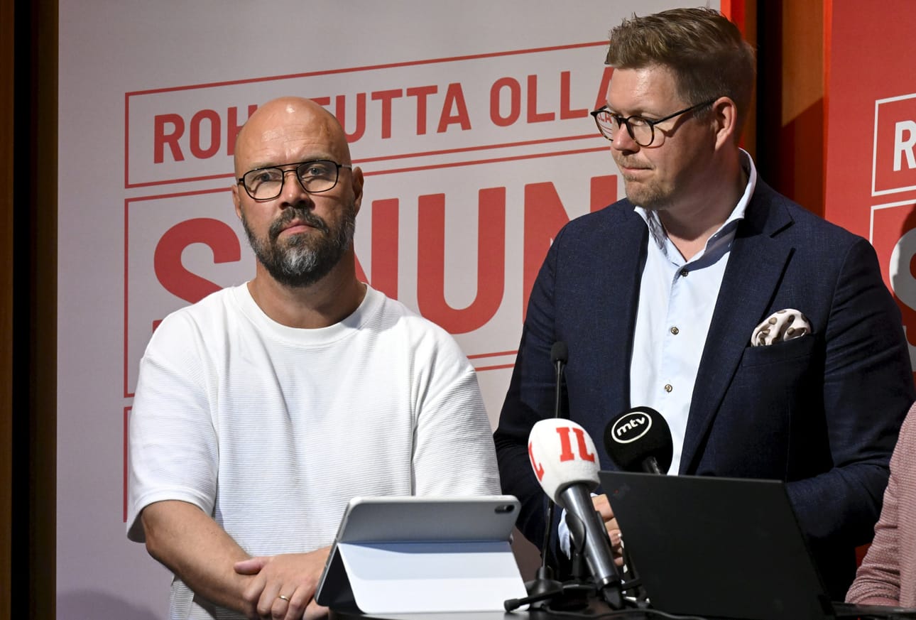 SDP:n eduskuntaryhmän puheenjohtaja Antti Lindtman (oik.) ja eduskuntaryhmän 2. varapuheenjohtaja Kim Berg SDP:n eduskuntaryhmän kesäkokouksessa Vantaalla torstaina. LEHTIKUVA / JUSSI NUKARI