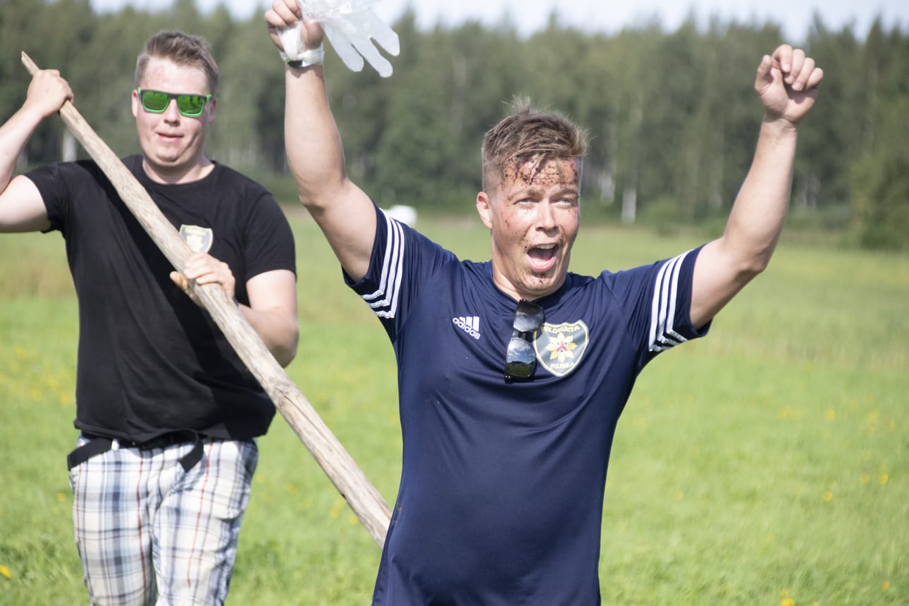 Maalissa kelpaa tuuletta. Maalilinjaa ylittämässä Pulkkilan VPK-joukkueen Heikki Junno ja Mikko Tahvola.