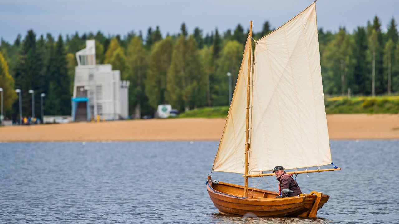 Katso video: Paavo Räsäsen kaunis saaristolaisvene kerää katseita