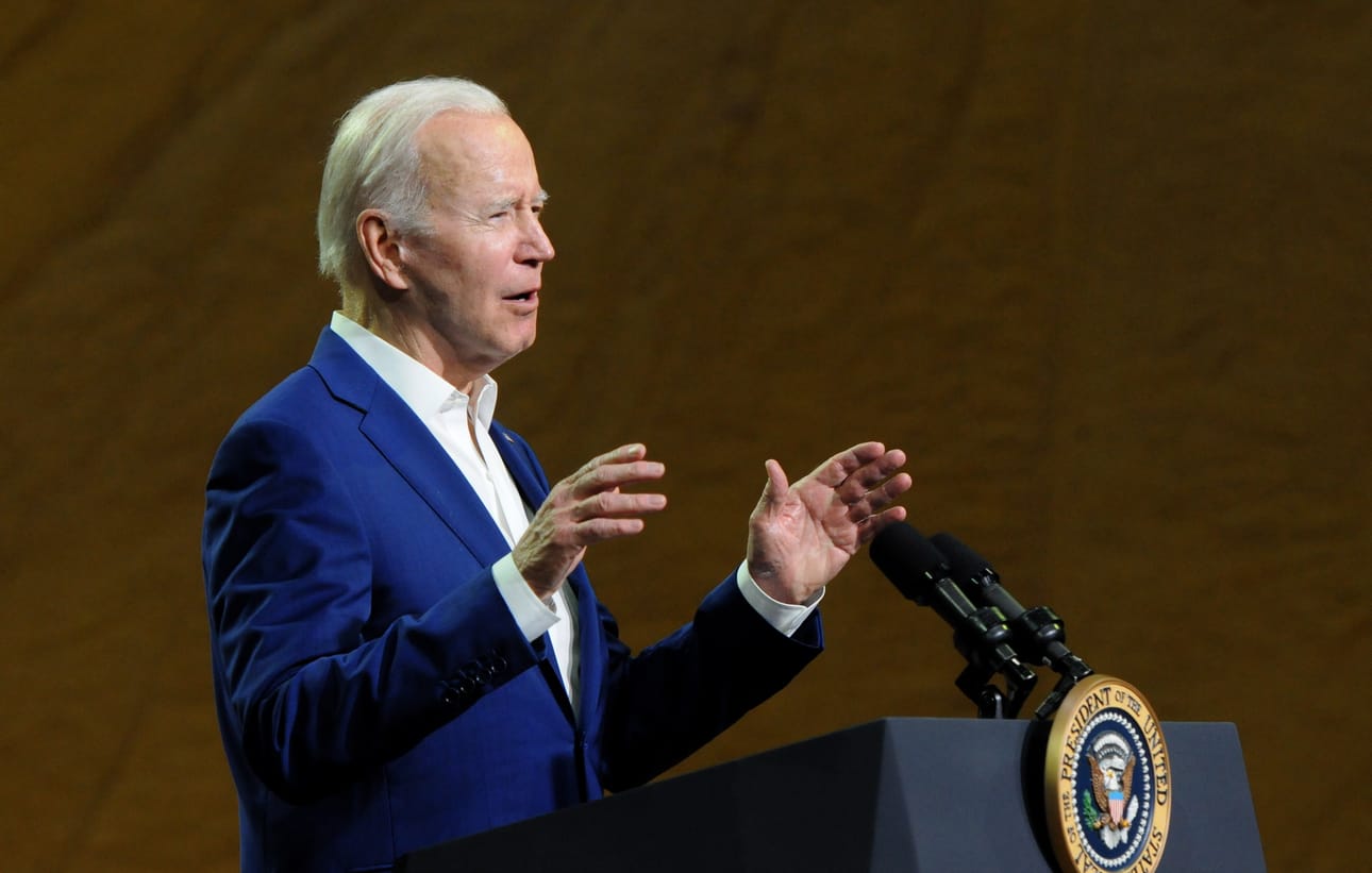 Yhdysvaltain presidentti Joe Biden ilmoitti Yhdysvaltojen antavan Ukrainalle uutta sotilasapua satojen miljoonien dollarien edestä. Kuva Yhdysvaltojen Iowasta, jossa Biden esitteli tiistaina hallintonsa infrastruktuurihankkeita.