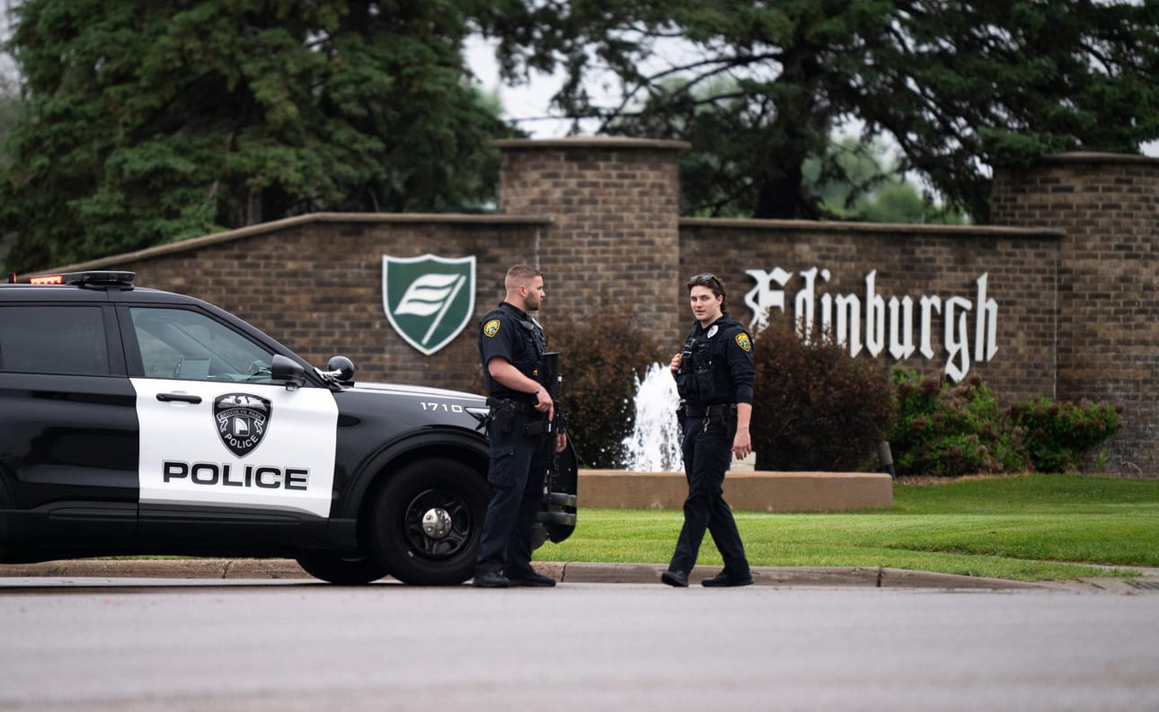 Poliiseja Minnesotan Brooklyn Parkissa, jossa veriteot tapahtuivat. LEHTIKUVA / AFP