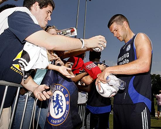 Michael Ballack on saanut opetella jakamaan nimikirjoituksia Chelsea-faneille.